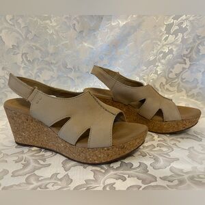 Clarks Annadel Bari Wedge Sandal, Suede, 9.5, Sand/Nubuck